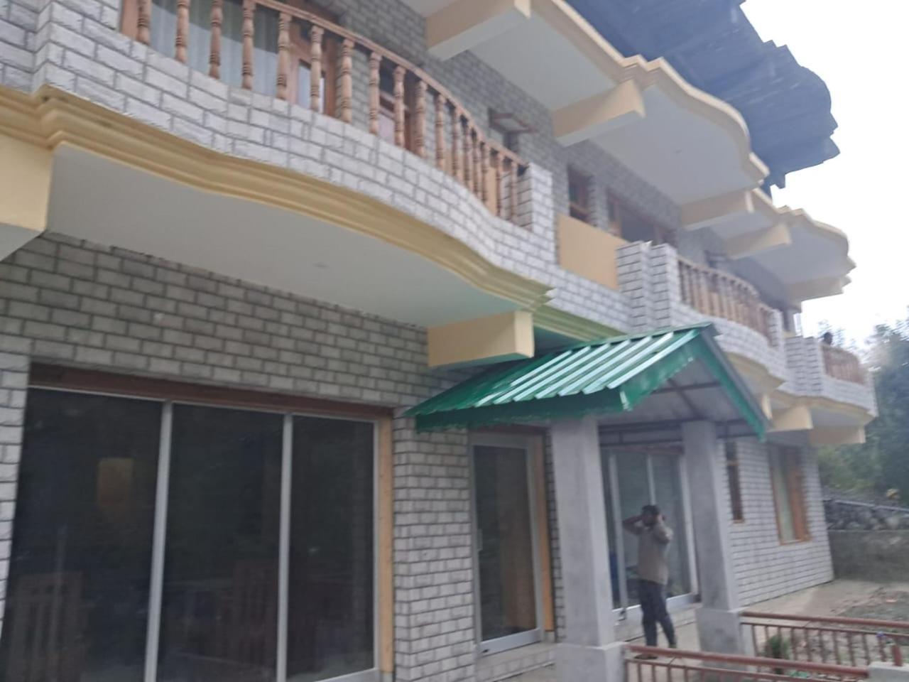 Hotel Royal Galaxy Tirthan Banjār Eksteriør bilde