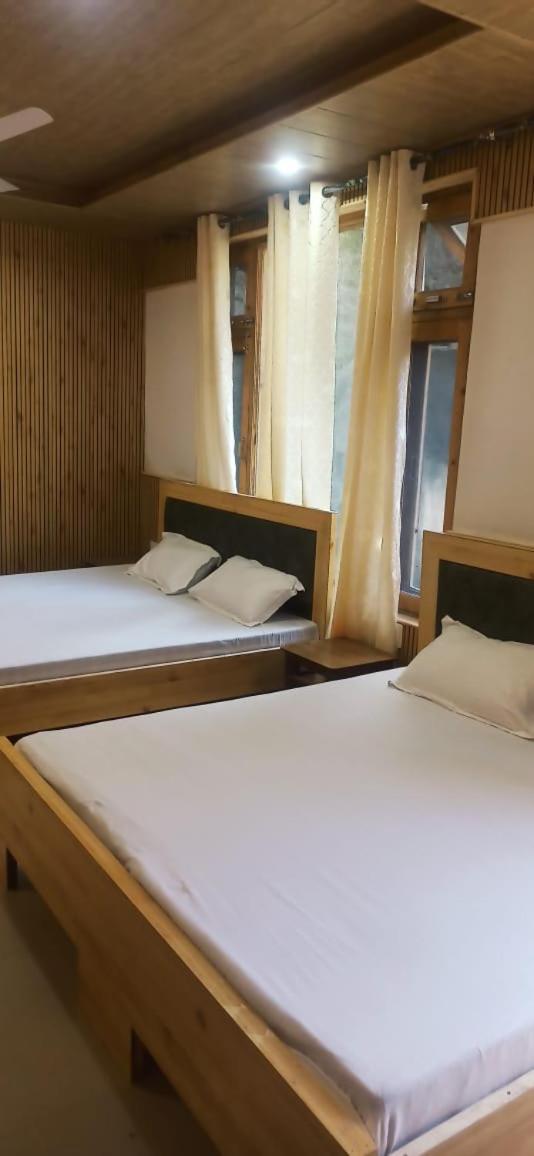 Hotel Royal Galaxy Tirthan Banjār Eksteriør bilde